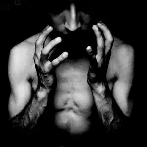 Persona con las manos en la cabeza, en blanco y negro