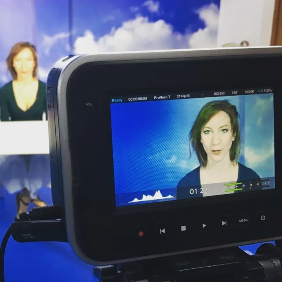 Blanca Torres grabando un curso, vista en la pantalla de la cámara