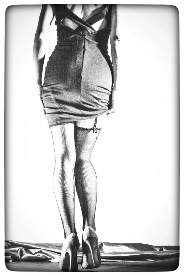 Piernas de mujer con tacones altos, en blanco y negro