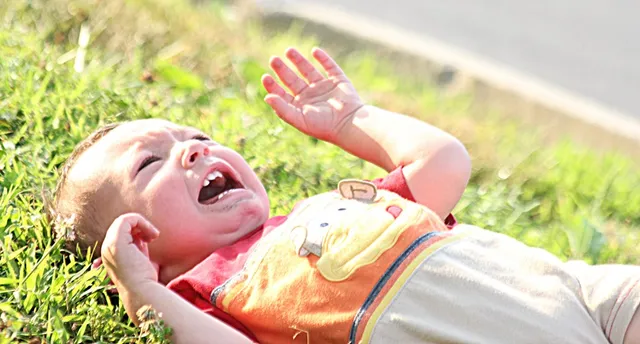 Niño pequeño tumbado en el suelo en plena rabieta