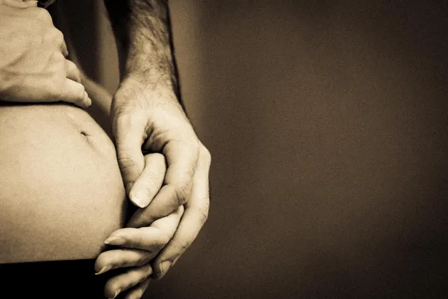 Vientre de una mujer embarazada en blanco y negro