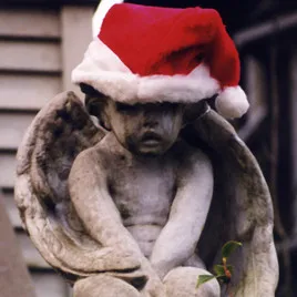 Persona triste con gorro de Papá Noel, en blanco y negro